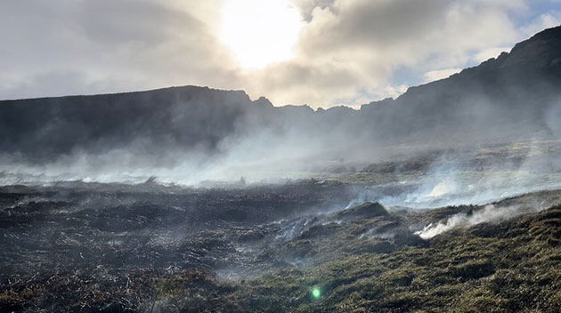 Anfang Oktober 2022: Rano Raraku in Flammen. Copyright: Municipalidad de Rapa Nui