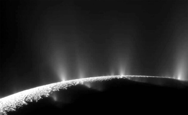 Aus der Oberfläche des Saturnmondes Enceladus treten Wassereisfontänen aus, die von einem unter der gefrorenen Oberfläche verborgenen Wasserozean gespeist werden. Copyright: NASA/JPL/Space Science Institute