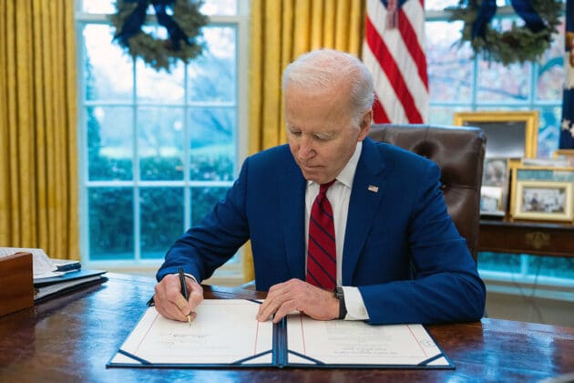 Archivbild: US-Präsident Joe Biden beim Unterzeichnen eines Gesetzes. Copyright: Gemeinfrei / US Gov.