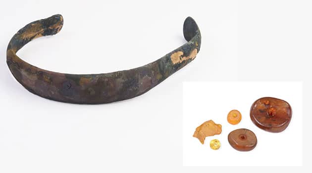 Armreif und Bernsteinperlen aus dem Germeringer „Wunschbrunnen“.Copyright/Quelle: Marcus Guckenbiehl / www.blfd.bayern.de