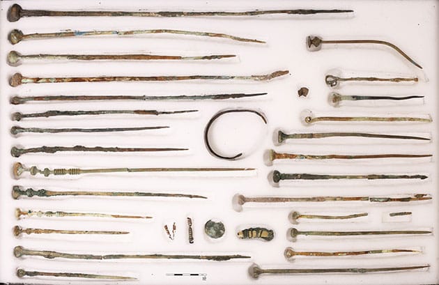 Nadelfunde vom Grunde des „Wunschbrunnens“ von Germering.Copyright/Quelle: Marcus Guckenbiehl / www.blfd.bayern.de