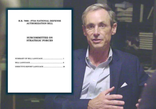 Symbolbild: Christopher Mellon neben dem Titelblatt des NDAA 2023 Copyright: US Gov, christophermellon.com / grewi.de