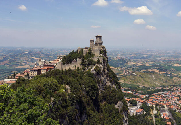 Blick über den Monte Titano auf San Mario. Copyright: Commonists (via WikimediaCommons) / CC BY-SA 4.0