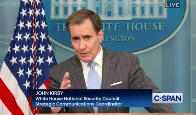 Der Kommunikationsdirektor des Nationalen Sicherheitsrates der USA während seiner Pressekonferenz vom 10. Februar 2023 u.a. zu einem über Alaska abgeschossenen unbekannten Flugobjekt. Copyright: C-SPAN