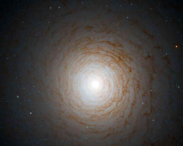 Die linsenförmige Galaxie „NGC 524” im Sternbild Fische ist 90 Millionen Lichtjahre von der Erde entfernt. Copyright/Quelle: ESA/Hubble