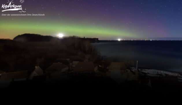 Bogenförmiges Nordlicht am 26. Februar 2023 über Kap Arkona auf Rügen. Copyright/Quelle: kap-arkona.panomax.com