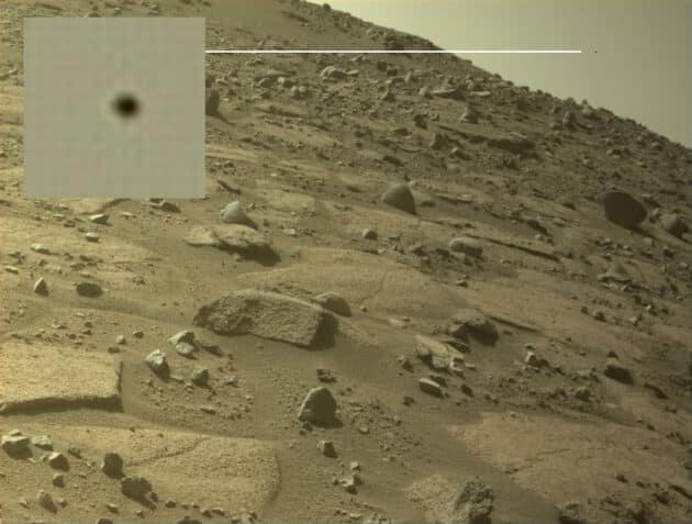 Zeigt diese Rover-Aufnahme ein UFO am Marshimmel? Wohl eher nicht, ist das UFO doch an exakt gleicher Stelle auch auf anderen Aufnahmen zu sehen. Copyright: NASA/JPL-Caltech