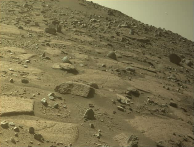 Aufnahme der „Front Left Hazard Avoidance Camera” (Hazcam) des NASA-Mars-Rovers “Perseverance” vom 29. Februar 2023 (Missionsmarstag = Sol 711), 15:45:43 mit Ausschnittsvergrößerung.Copyright: NASA/JPL-Caltech