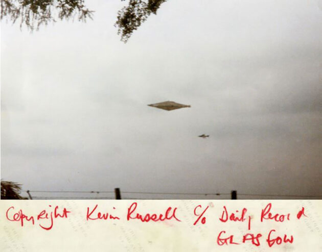 Der bislang einzige vorliegende Originalabzug von insgesamt angeblich sechs Aufnahmen, die ein rätselhaftes Flugobjekt und einen Militärjet am 4. August 1991 nahe Calvine in Schottland zeigen. Auf der Rückseite (u.) wurde damals von Mitarbeitern des „Scottish Daily Record“ auch der Name des Fotografen vermerkt. Quelle: Dr. David Clarke