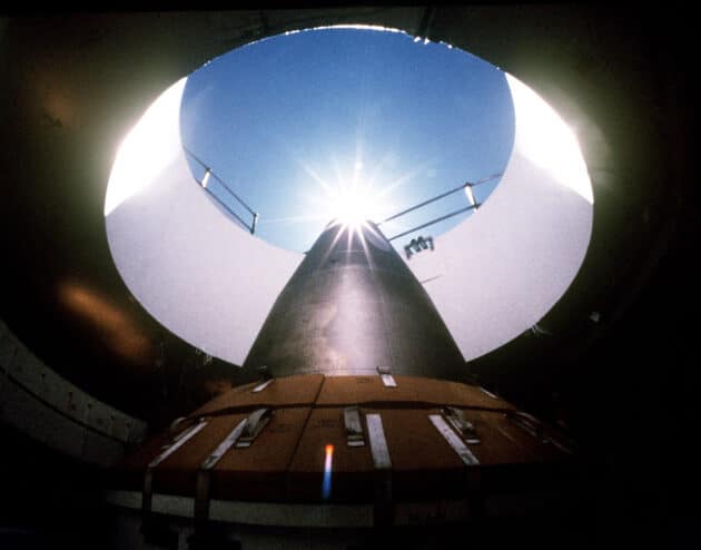 Symbolbild: Eine atomar bestückte US-Interkontinentalrakete in einem Abschuss-Silo mit Blick zum Himmel. Copyright: Gemeinfrei