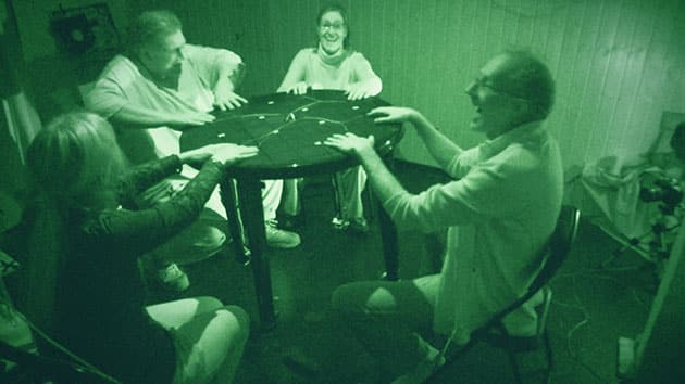 Tischlevitation im Infrarot.Symbolbild: Tischéance. Copyright/Quelle: E. Kruse