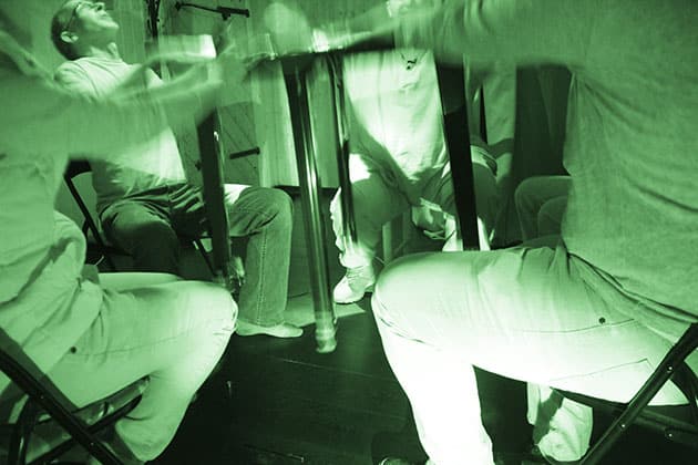 Tisch-Levitation (setlich) im IR. 3D-Animation mit Finger-Touchsensoren.Ultraschall Sensordaten. Tischlevitation im Infrarot. Symbolbild: Tischéance. Copyright/Quelle: E. Kruse