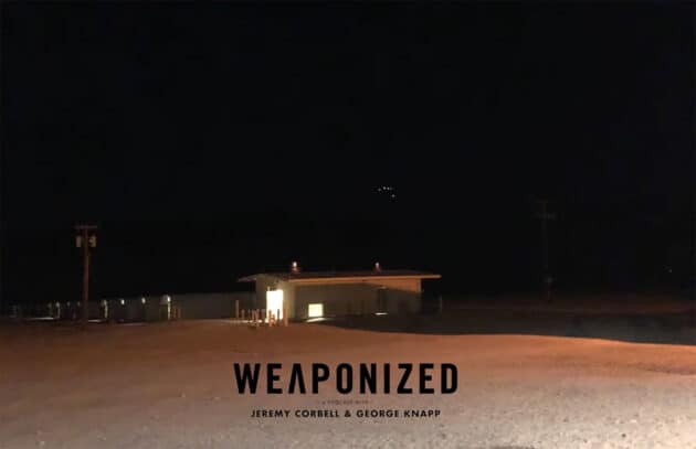 Eine weitere Fotoaufnahme zeigt die Lichterformation in einem Bildkontext über typischen Gebäuden von Camp Wilson.Copyright/Quelle: J. Corbell / www.weaponizedpodcast.com