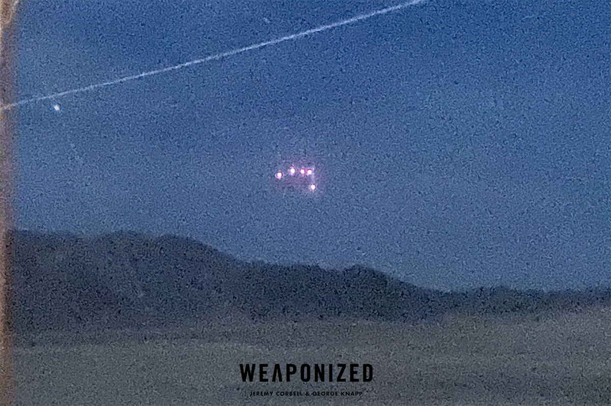 Standbild aus einem der zahlreichen Videos zum Vorfall über dem Marine Corps Air Ground Combat Center Twentynine Palms - Camp Wilson vom 20. April 2021. Copyright/Quelle: J. Corbell / www.weaponizedpodcast.com