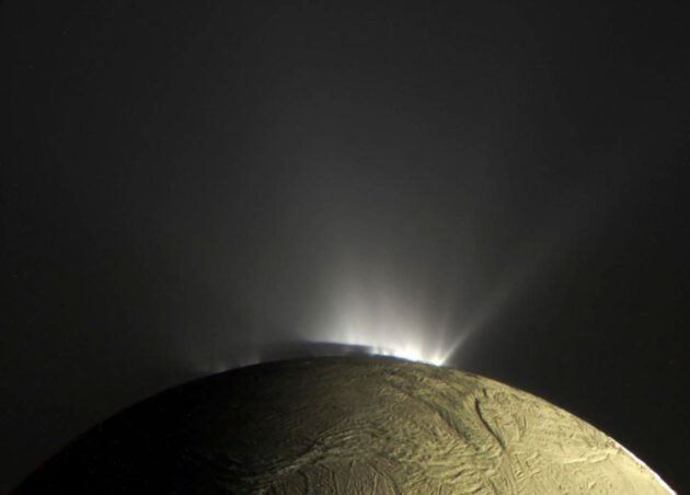 Blick auf die Eisfontänen des Saturnmondes Enceladus. Copyright: NASA/JPL-Caltech/SSI/Kevin M. Gill