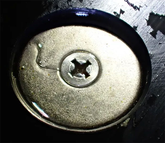 Detailansicht des Drahts unmittelbar beim Auffinden auf einem der Neodym-Magneten des Suchschlittens am 15. Juni 2023.Copyright/Quelle: Avi Loeb