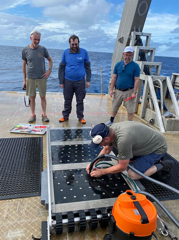 Die Wissenschaftler beim Absammeln der Proben auf dem Magnetschlitten.Copyright/Quelle: Avi Loeb