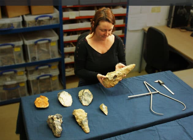 Die Archäologin Letty Ingrey bei der Vermessung der „Riesen-Faustkeile“ von Frindsbury. Copyright: Archaeology South-East/ UCL
