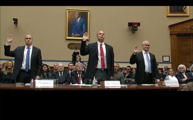 Die drei UFO-Zeugen Ryan Graves (l.), David Grusch (m.) und David Fravor (r.) bei Eid vor dem „United States House Committee on Oversight and Accountability“ am 26. Juli 2023. Copyright/Quelle: House Oversight/GOP/C-Span/US Gov.