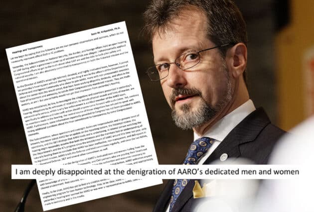 AARO-Direktor Dr. Sean Kirkpatrick und Auszüge seines Kommentars zur UFO-Anhörung for dem Kongress am 26. Juli 2023. Copyright: Gemeinfrei