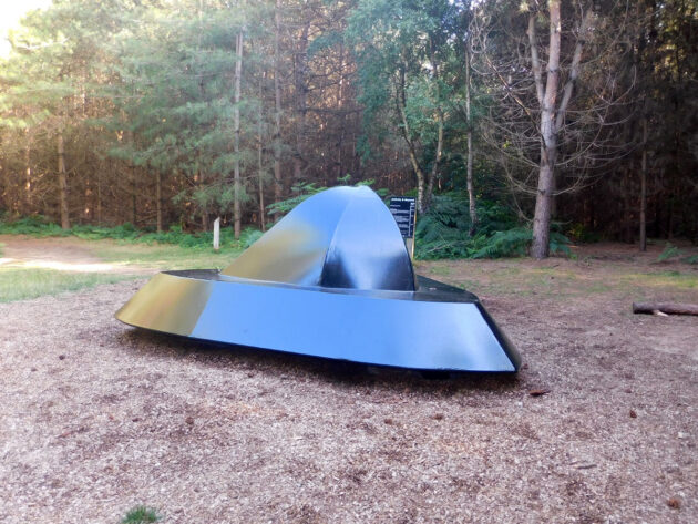 Heute ziert ein Denkmal in Form des beschriebenen ersten gelandeten Flugobjekts die mutmaßliche Landestelle im Rendlesham Forest nahe Ipswich in Suffolk. Copyright: André Kramer