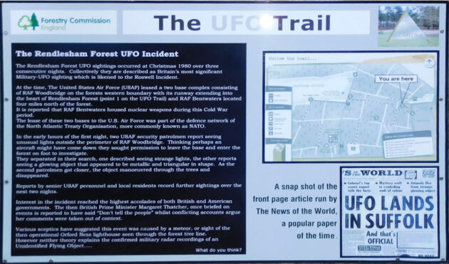 Archivbild: Offizielle Infotafel am UFO-Denkmal im rendlesham Forest.Copyright: André Kramer