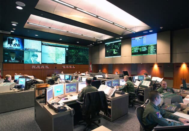 Symbolbild: Blick ins NORAD-Kommandozentrum in Cheyenne Mountain, Colorado, USA. Copyright: Gemeinfrei