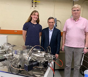 Von rechts: Stein Jacobsen, Avi Loeb und Sophie Bergstrom, hinter dem Massenspektrometer in Jacobsens Labor an der Harvard University (31. Juli 2023).Copyright/Quelle: Avi Loeb