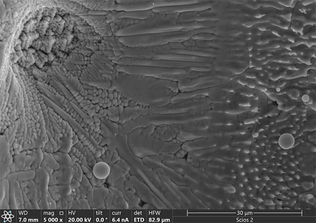 Sphärule S4 aus dem 8. Lauf, zeigt die innere Struktur von Sphärulen in Sphärulen, mit den kleinsten Mikrosphärulen von etwa 5-10 Mikrometern Durchmesser.Copyright/Quelle: Avi Loeb 