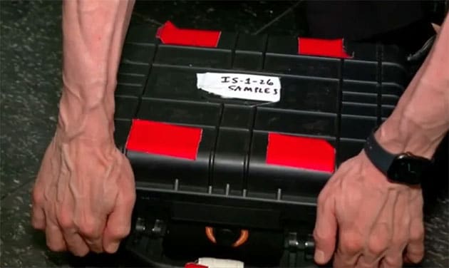 Avi Loebs beim Öffnen des Koffers mit den Sphärulen von der Stelle des ersten anerkannten interstellaren Meteors, IM1. Der Inhalt wurde per FedEx innerhalb weniger Tage geliefert, dürfte aber wahrscheinlich Milliarden von Jahren gebraucht haben, um vorher auf die Erde zu gelangen.Copyright/Quelle: Avi Loeb