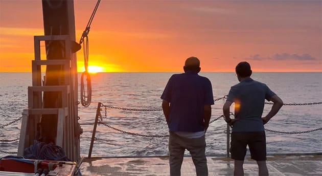Der Leiter der Expedition, Art Wright, und der Chefwissenschaftler, Avi Loeb, beim Betrachten der nächsten Expedition beim Sonnenuntergang (27. Juni 2023).Copyright/Quelle: Avi Loeb