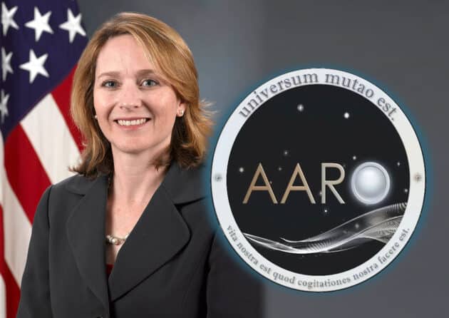 Die stellvertretende US-Verteidigungsministerin Kathleen Hicks neben dem bisherigen offiziellen Signet der „All-Domain Anomlay Resolution Office“ (AARO). Copyright/Quelle: US Department of State / AARO (Kollage: grewi.de)