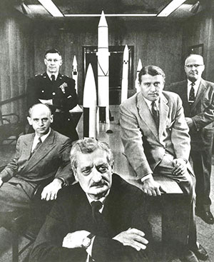 Oberth (vorne) gemeinsam mit Wernher von Braun (Mitte.r.) und Kollegen 1956 in Huntsville, USA.Copyright/Quelle: Gemeinfrei (via WikimediaCommons)