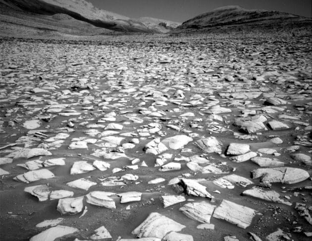 Blick des Mars-Rovers „Curiosity“ in Richtung der Anhöhe des Mount Shar im Innern des Mars-Kraters Gale. Copyright: NASA