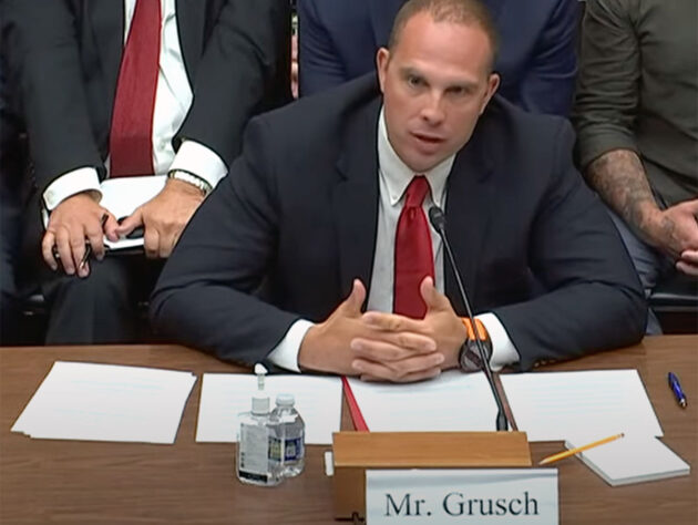 Der „UFO-Whistleblower“ David Grusch am 26. Juli 2023 während seiner Aussagen bei der UFO-Anhörung vor dem U.S. House Subcommittee on National Security, the Border, and Foreign Affairs. Copyright: Public Domain