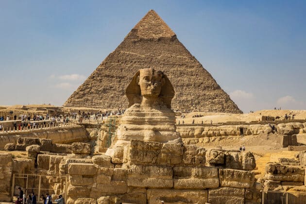 Blick auf die Große Sphinx vor dem Hintergrund der Chephren-Pyramide auf Gizeh.Copyright: Fora do Eixo (via WikimediaCommons) / CC BY-SA 2.0
