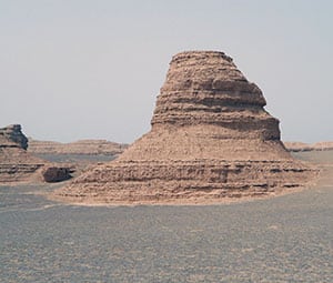 Ein Yardang im Dunhuang Yardang National Geopark in Xinjiang in West-China.Copyright/Quelle: Drgkl (via WikimediaCommons) / CC BY-SA 3.0