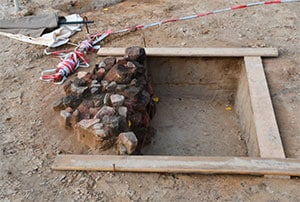 Blick auf die Feuerstelle im Zentrum des einstigen Bauwerks.Copyright: www.landkreis-prignitz.de