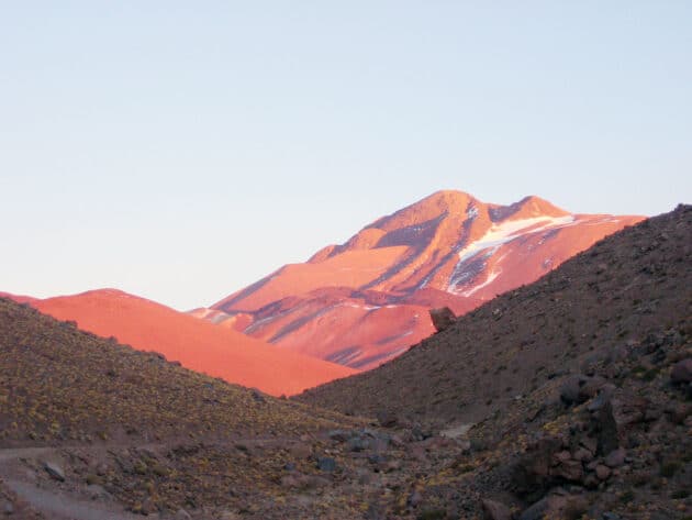 Blick auf den Anden-Vulkan Llullaillaco. Copyright: Lion Hirth (via WikimediaCommons) / Gemeinfrei