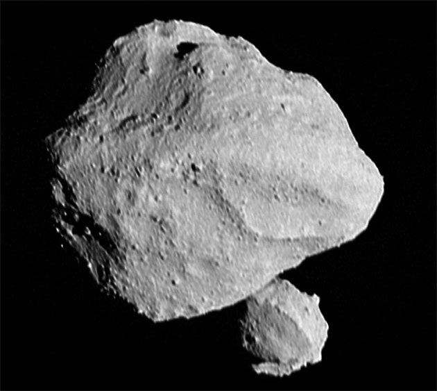Die erste Aufnahme der NASA-Sonde „Lucy“ zeigt den Hauptkörper des Asteroiden Dinkinesh und den „Aufgang“ seines Begleiters aus einer Distanz von rund 430 Kilometern. (Klicken Sie auf die Bildmitte, um zu einer vergrößerten Darstellung zu gelangen.)Copyright/Quelle: NASA/Goddard/SwRI/Johns Hopkins APL/NOIRLab