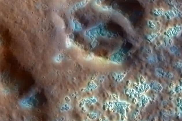 Eine Ansicht des nordpolaren chaotischen Geländes des Merkurs (Borealis Chaos) und der Krater Raditladi und Eminescu, in denen Hinweise auf mögliche Saltgletscher identifiziert wurden. Copyright: NASA