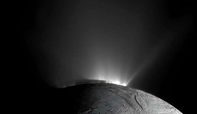 Gegen-Sonnenlichte-Aufnahmen der Wassereis-Gas-Fontänen, die aus der Südpolregion des Saturnmondes Enceladus austreten und von einem tief unter dem kilometerdicken Eispanzer des Mondes verborgenen Salzwasserozean gespeist werden Copyright: NASA/JPL
