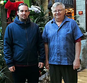 Eric Taber (l.) gemeinsam mit seinem Großonkel Sam Urquart.Copyright/Quelle: DailyMail.co.uk / Eric Taber