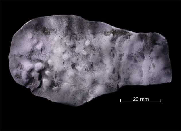 Das bei Ausgrabungen am Rostocker Rathaus gefundene „Fluch-Täfelchen“. Copyright/Quelle: Archäologie im Mecklenburg-Vorpommern (AIM-V) / Rathaus Rostock