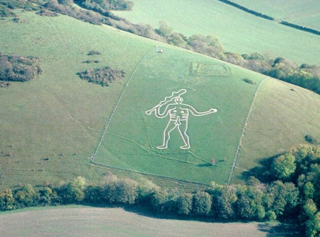 Die Berühmte Kreidefelsfigur des „Cerne Abbas Giant“ in Dorset. Copyright: Pete Harlow (via WikimediaCommons) CC BY-SA 3.0