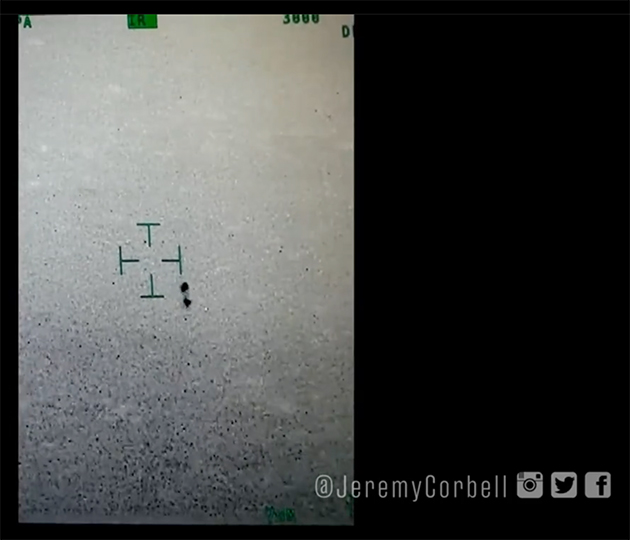 Das Objekt in der ferne mit Reflexion über dem Wasser.Quelle: Jeremy Corbell