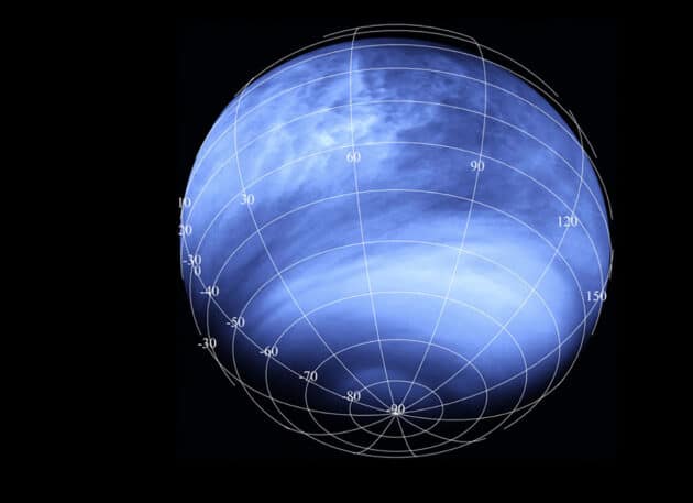 Eine Ansicht der Venus im ultravioletten Licht, aufgenommen von der europäischen Sonde „Venus Exress“. Dunkle Streifen markieren UV-absorbierende Strukturen in der Venusatmosphäre, die Forscher bislang noch vor ein Rätsel stellen. Einige glauben, es könnten Bakterien sein. Copyright: ESA/MPS/DLR/IDA
