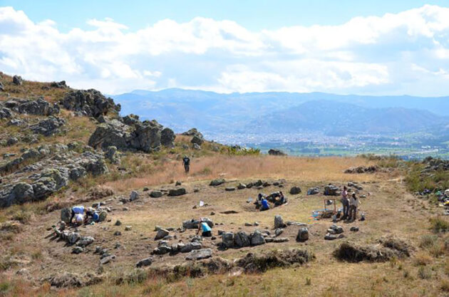 Blick auf den Steinkreis auf einem Plateau oberhalb der peruanischen Cajamarca-Ebene. Copyright: Jason Toohey