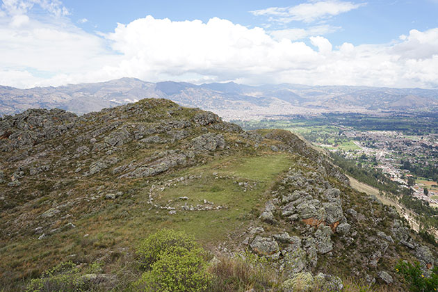 Panoramablick mit Steinkreis über die Cajamarca-Ebene.Copyright: Jason Toohey