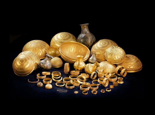 Der Goldschatz von Villena, vorne links ist das stark korrodierte Armband und eine kleine verzierte Halbschale zu sehen. Copyright/Quelle: Museo de Villena / turismovillena.com